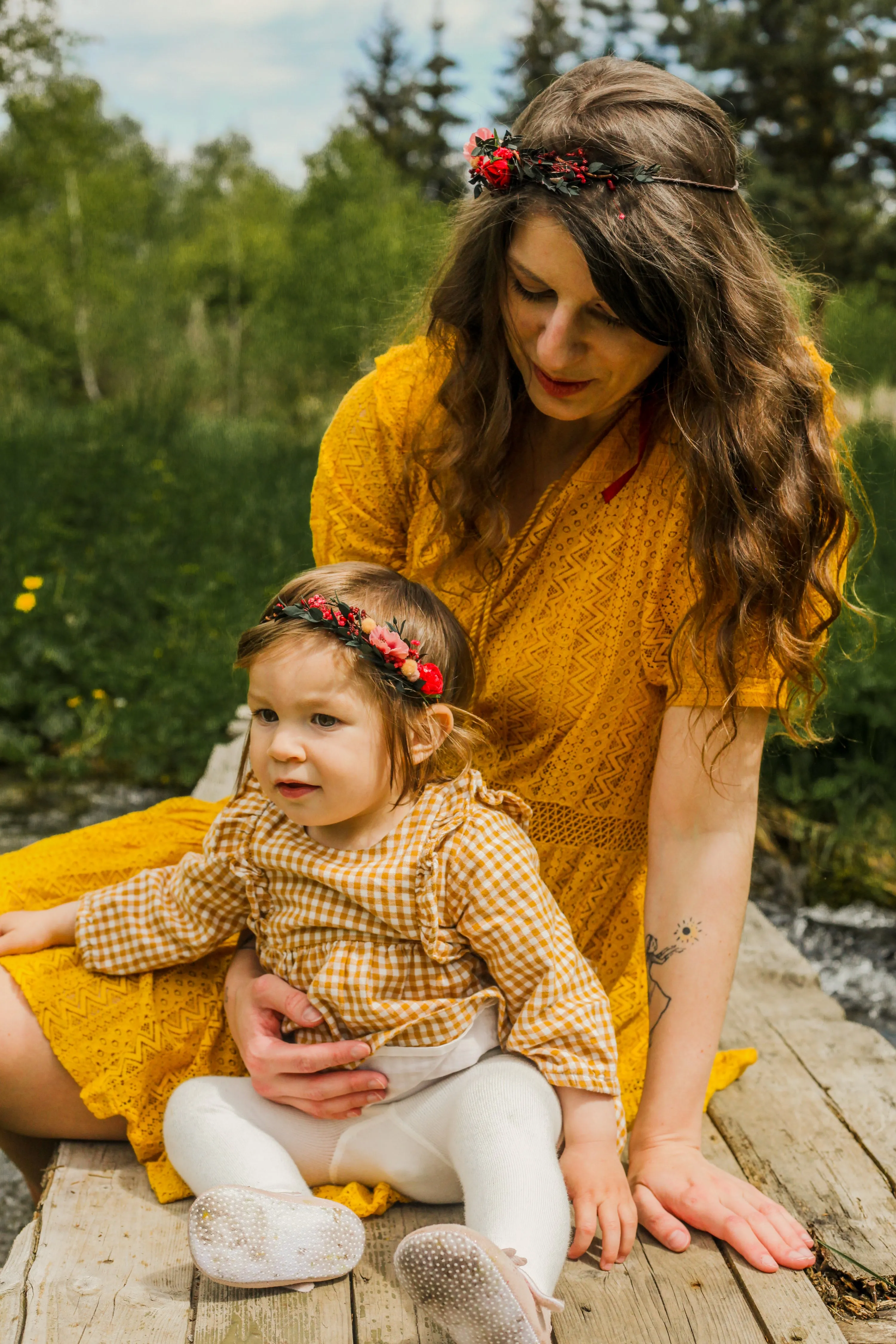 Red and green mummy and me flower crowns Set of matching crowns Family photoshoot Mother and daughter crowns Kids flower wreath Magaela