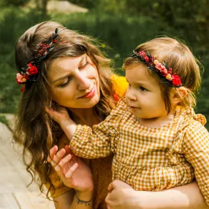 Red and green mummy and me flower crowns Set of matching crowns Family photoshoot Mother and daughter crowns Kids flower wreath Magaela