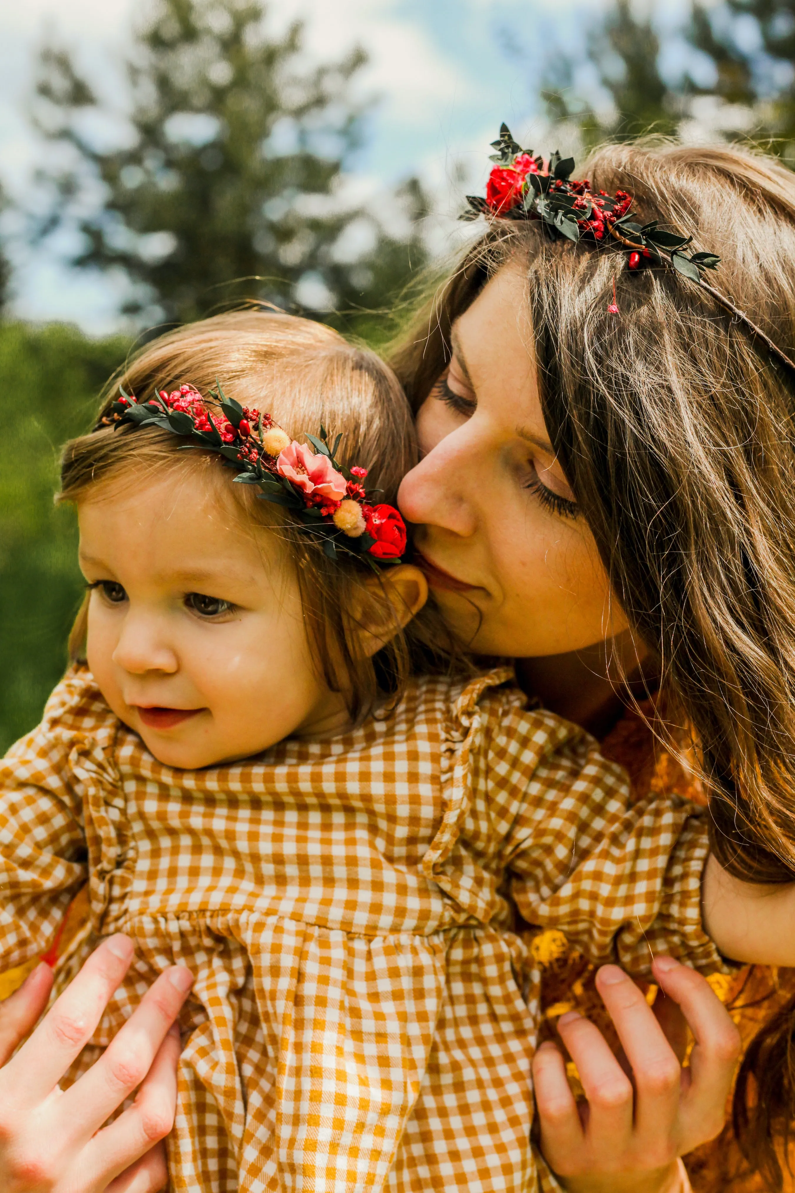 Red and green mummy and me flower crowns Set of matching crowns Family photoshoot Mother and daughter crowns Kids flower wreath Magaela