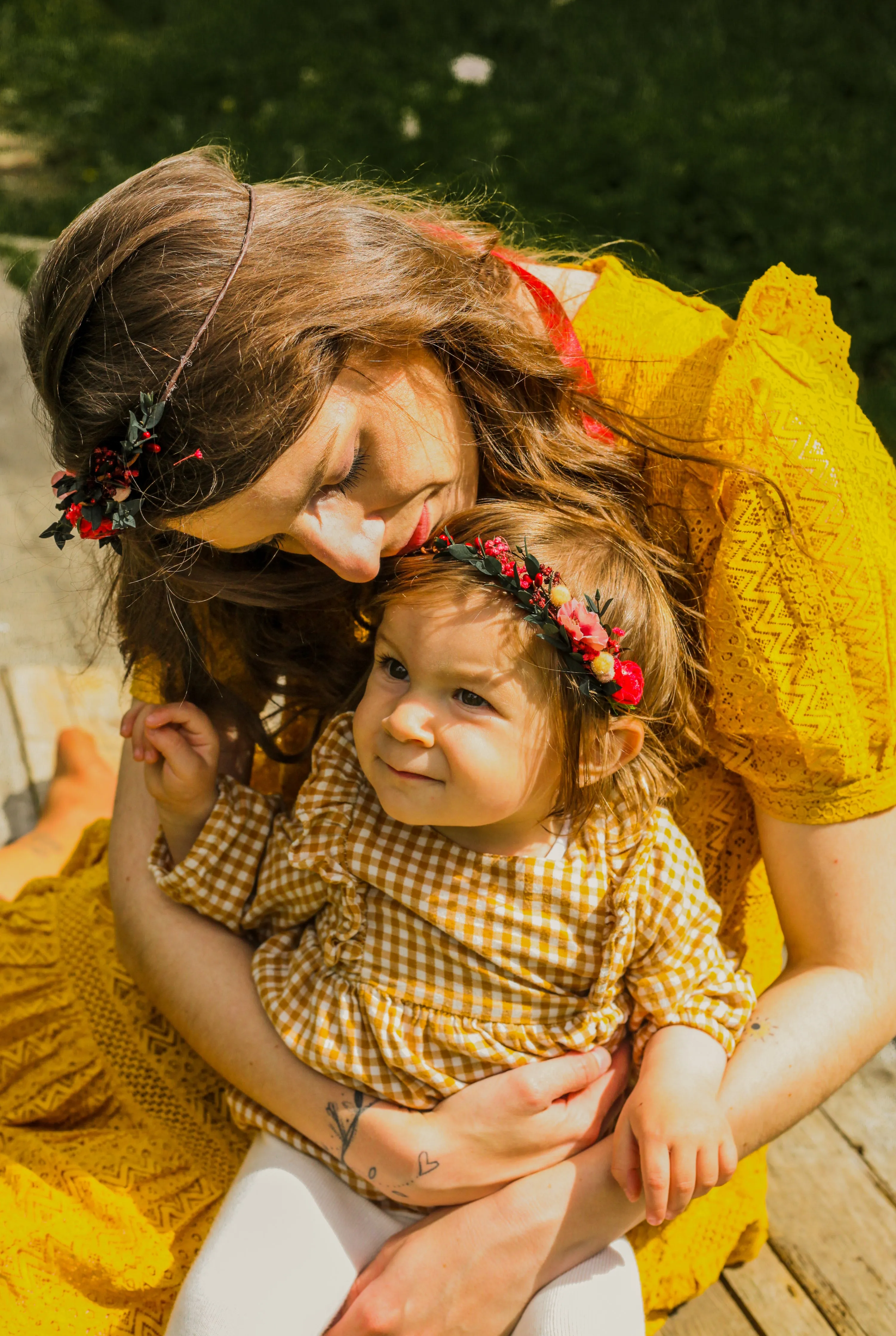 Red and green mummy and me flower crowns Set of matching crowns Family photoshoot Mother and daughter crowns Kids flower wreath Magaela
